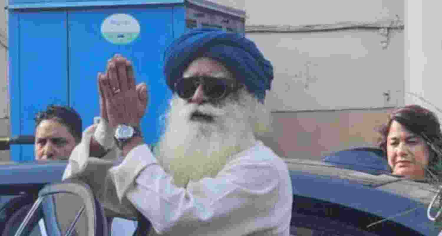 Sadhguru greeted his followers as he left the hospital. Screengrab via X.