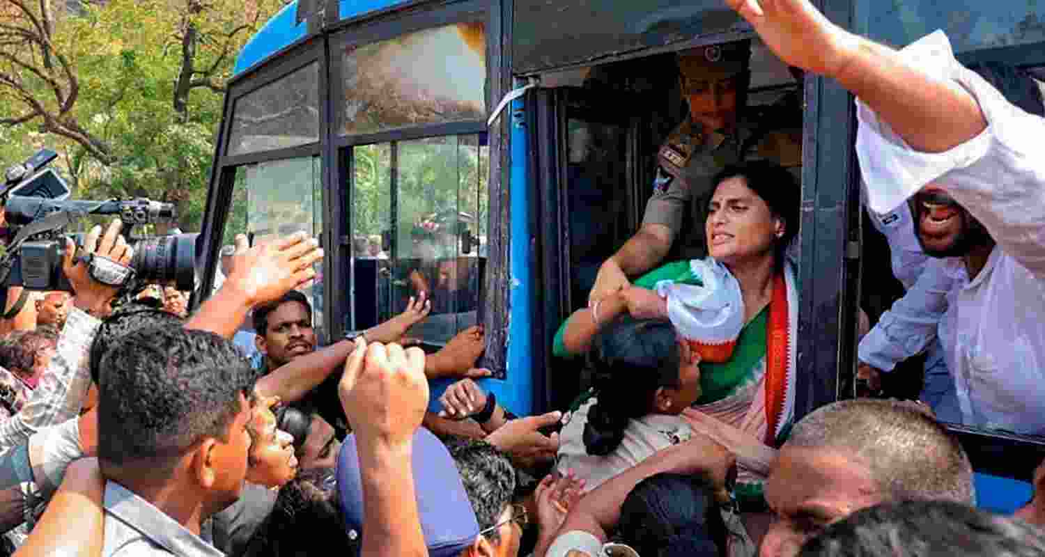 YS Sharmila Andhra Congress Chief being detained by Andhra pradesh police.