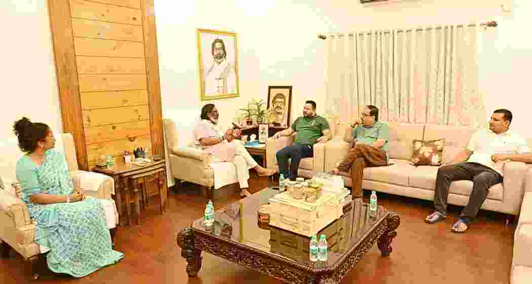 Ranchi: Jharkhand Chief Minister Hemant Soren with his wife and JMM leader Kalpana Soren, RJD leaders Tejashwi Yadav and Manoj Kumar Jha during a meeting ahead of the Jharkhand Assembly elections, in Ranchi.