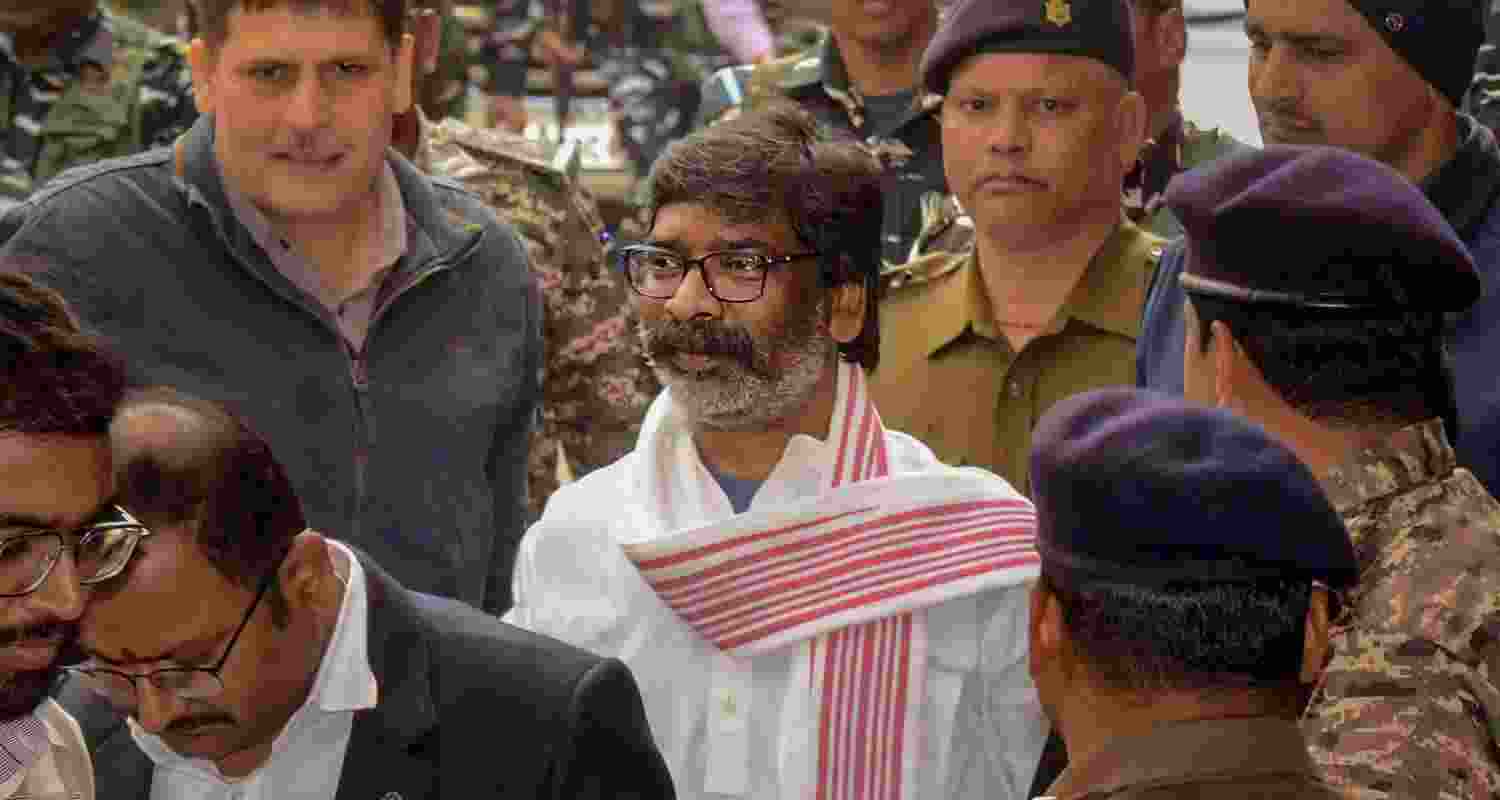 Hemant Soren being taken by security officials to a Ranchi court.