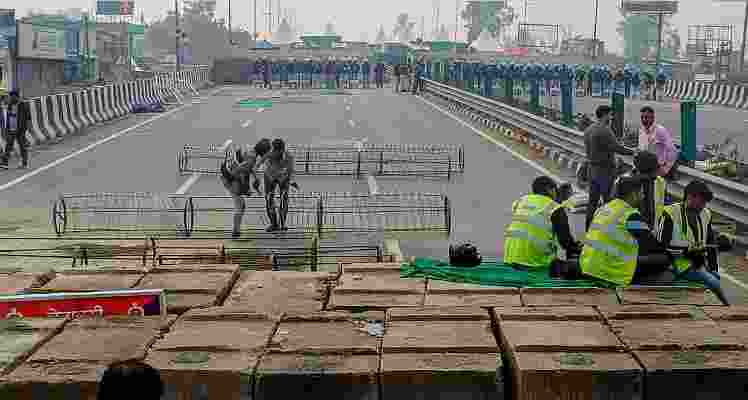 Iron barricades being installed in view of the farmers' march at the Kundli-Singhu border, in Sonipat