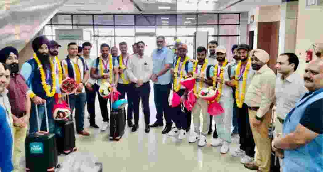 Bronze wining-hockey team receives heroic welcome at Amritsar.