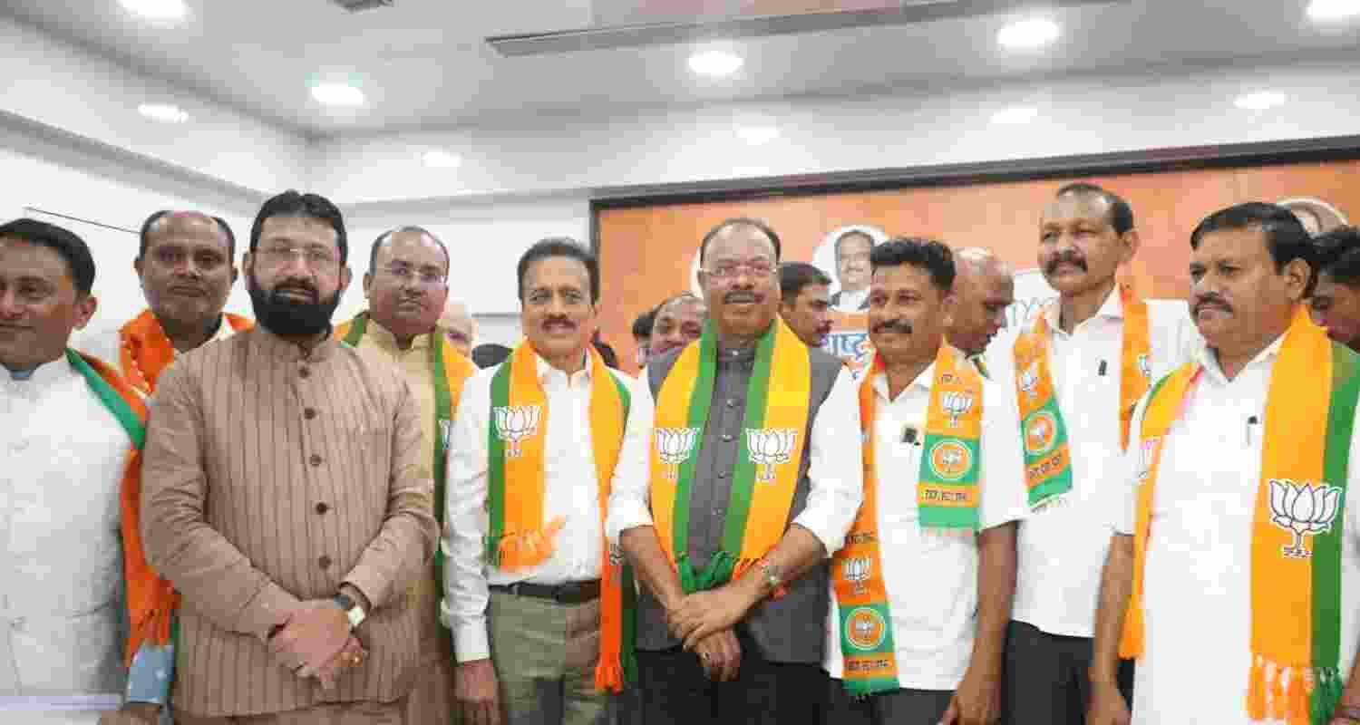 In the presence of Maharashtra BJP President Bawankule, Congress Veteran Padmakar Valvi joins BJP. Image X.