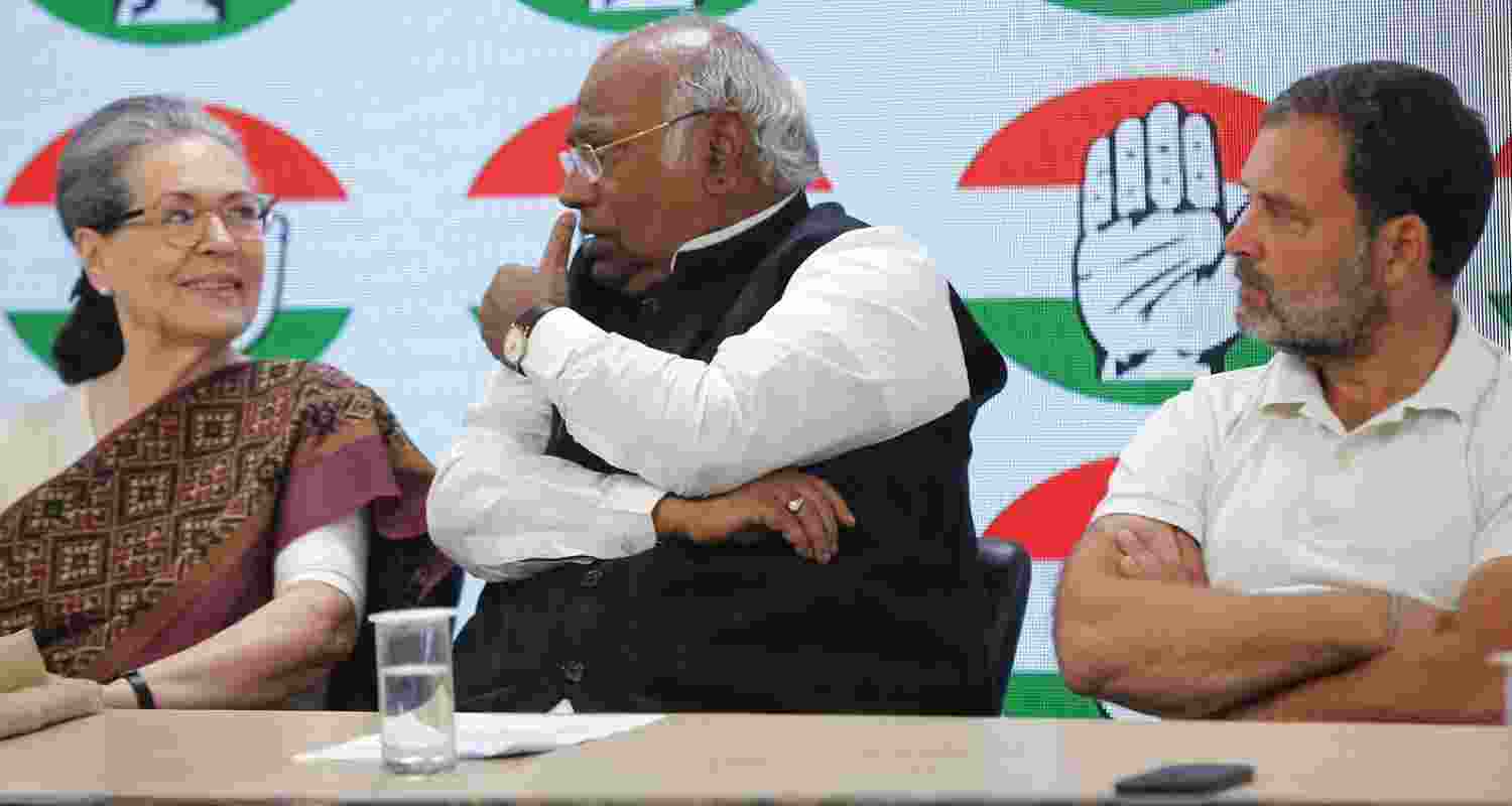 From the Press Conf of the Congress while they accused IT dept & BJP for freezing their accounts. Image X.