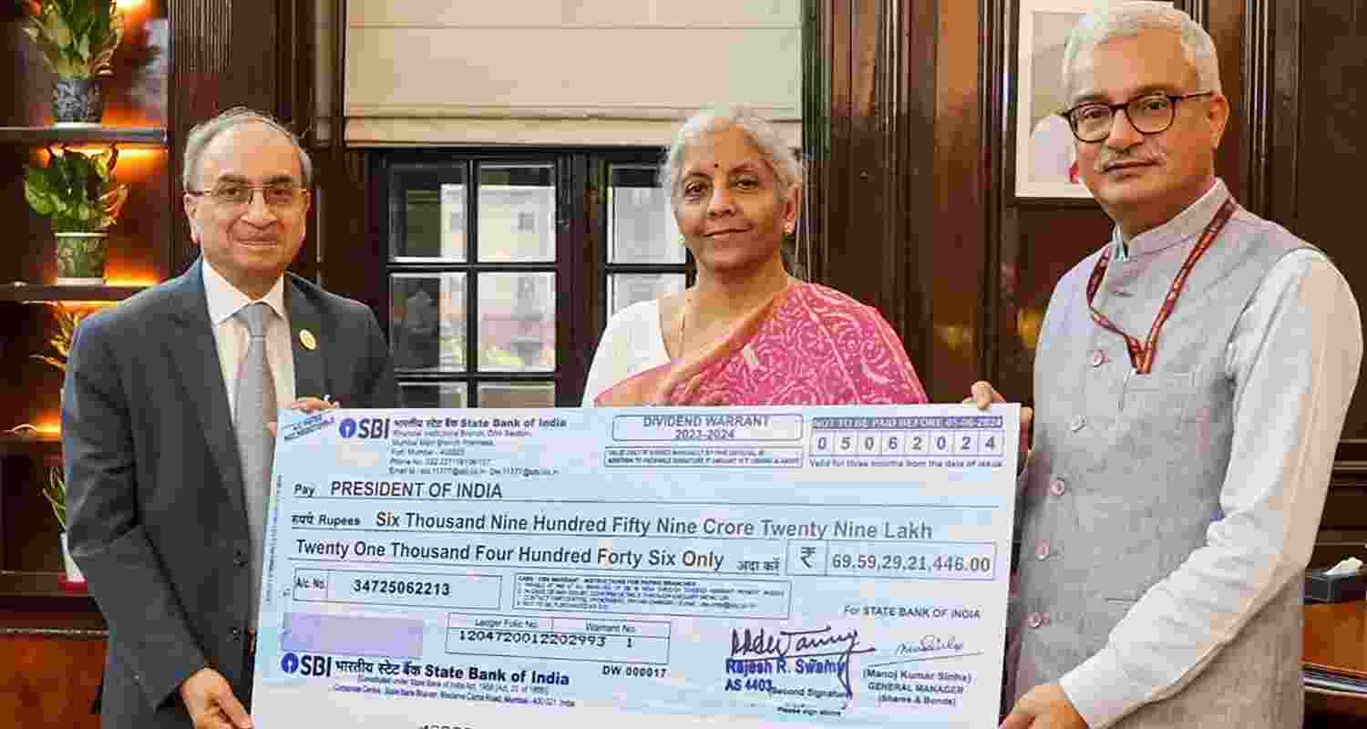 Finance Minister Nirmala Sitharaman Receives Rs 7000 Crore Cheque From SBI.
