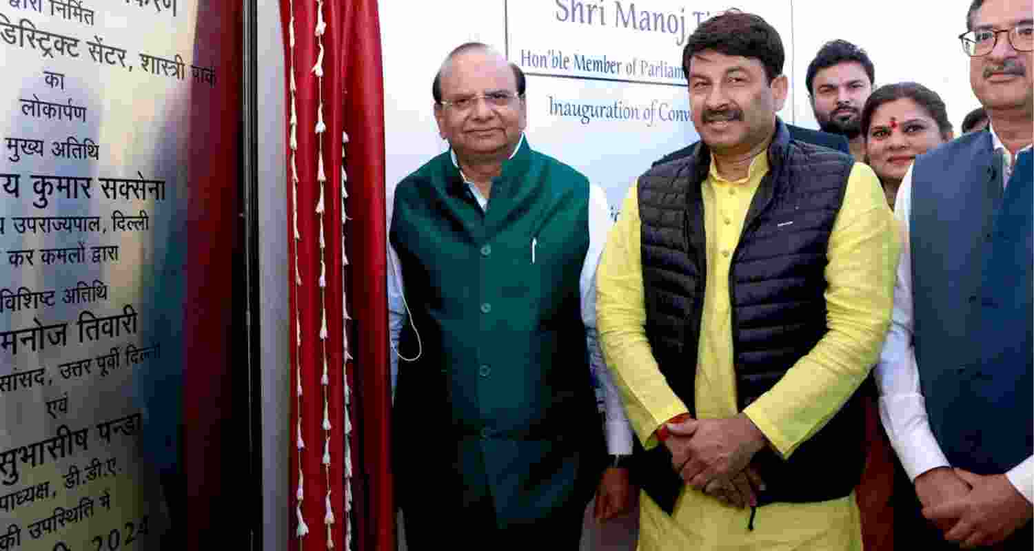 Delhi LG Saxena and MP Manoj Tiwari. Image X.