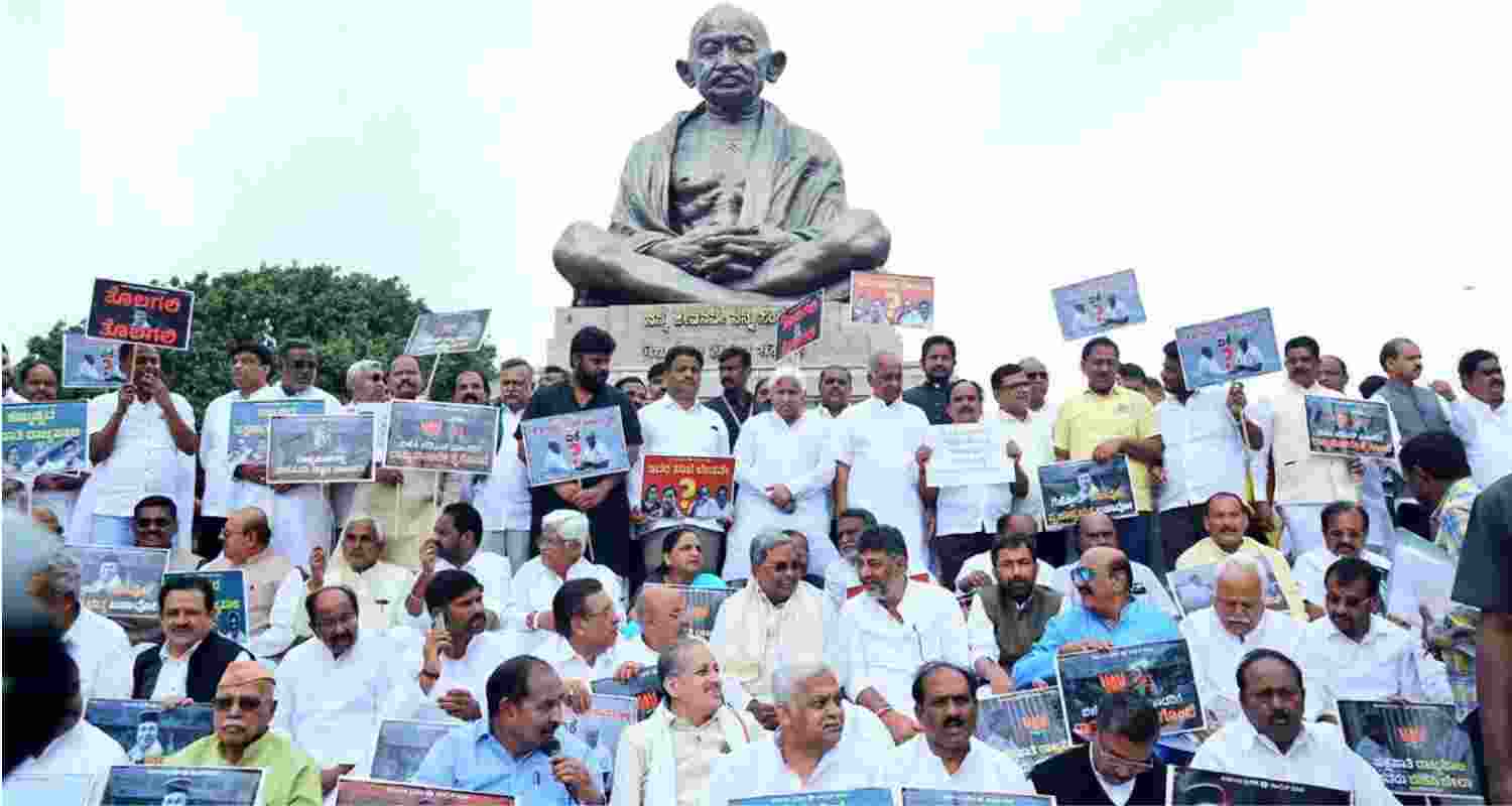 Karnataka Congress stages protest against Guv
