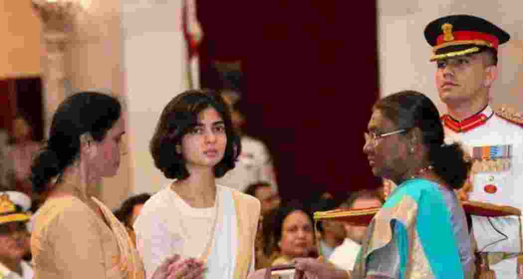 Smriti Singh and Manju Singh receive the posthumous Kirti Chakra for Captain Anshuman Singh from President Droupadi Murmu on July 5.