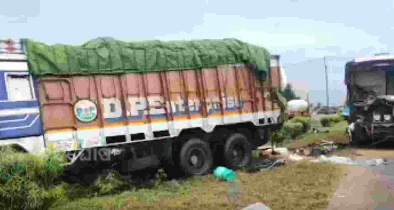 2 dead, 9 hurt as Kolkata-bound bus hits truck near Jaleswar, Odisha