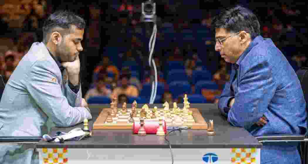 Viswanathan Anand and Arjun Erigaisi at the Tata Steel Chess India Blitz at Dhono Dhanyo Auditorium.