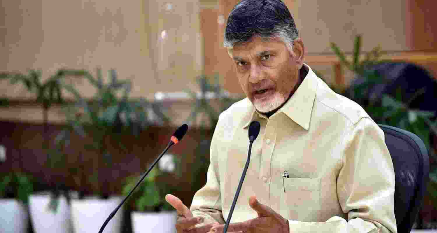 Naidu honours Potti Sriramulu, promises Telugu University