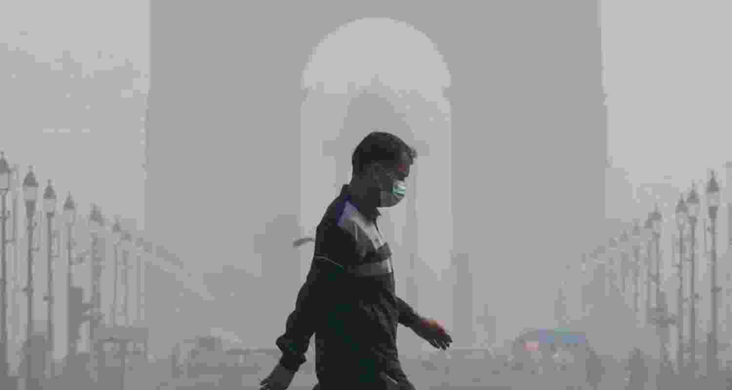 Delhi chokes as AQI nears ‘severe’, smog blankets city