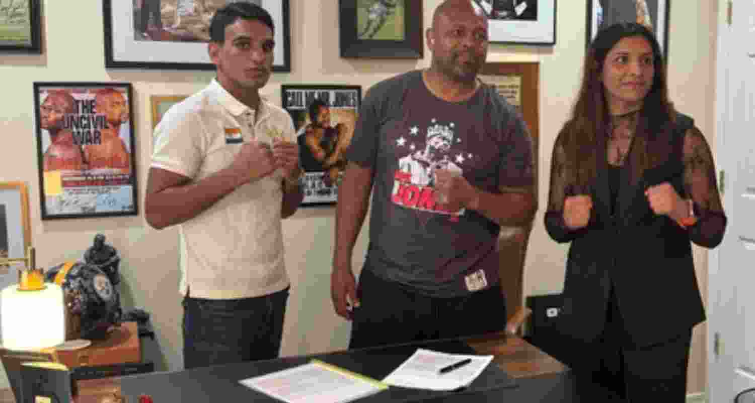 Simranjit Kaur after signing an agreement with American pro boxer Roy Jones Jr. and India's Mandeep Jangra.
