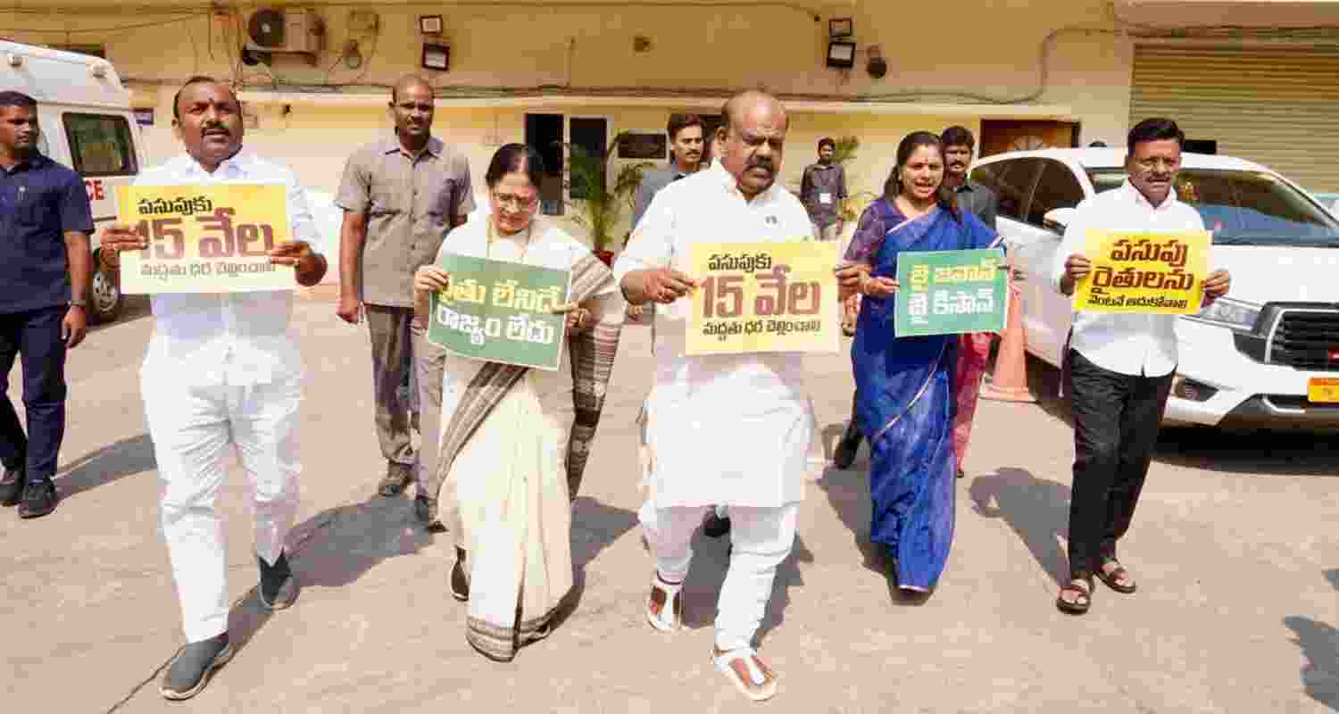 BRS protests to demand ₹15000 MSP for turmeric farmers