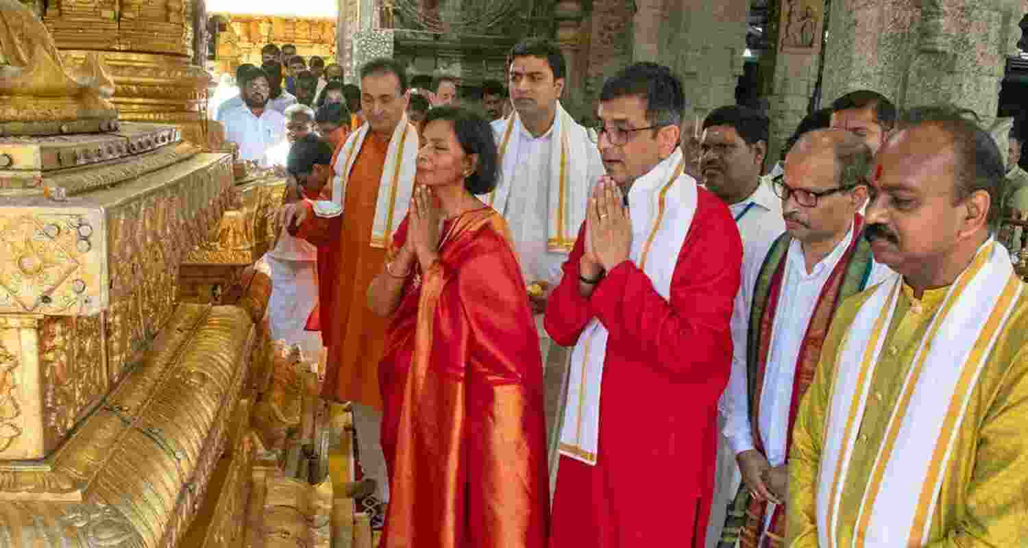 CJI DY Chandrachud offers prayers at Tirumala