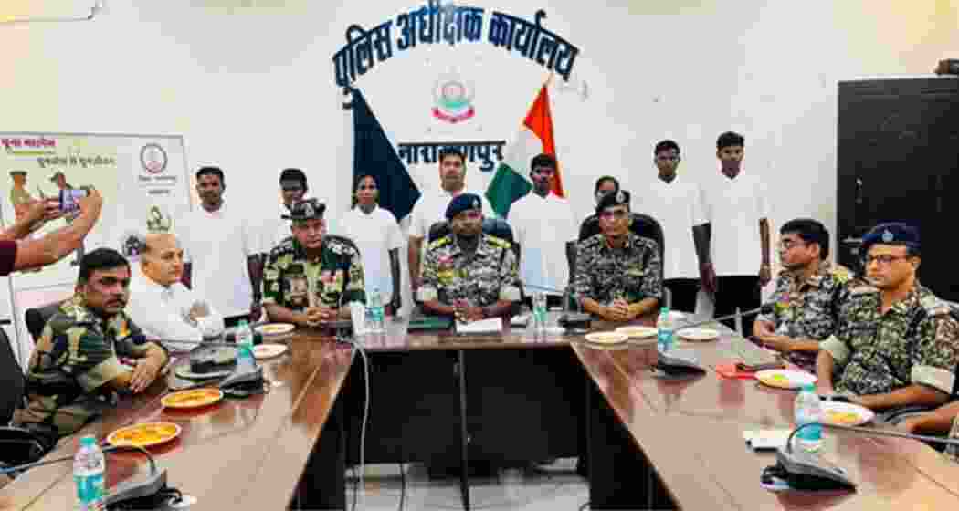 A group of Naxal cadres, including senior leaders and women operatives, surrendered before police and CRPF personnel in Narayanpur earlier this week.