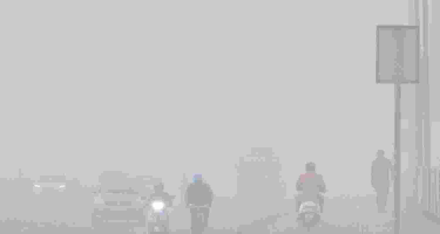 Dense fog engulfs Delhi NCR, disrupts visibility & flights