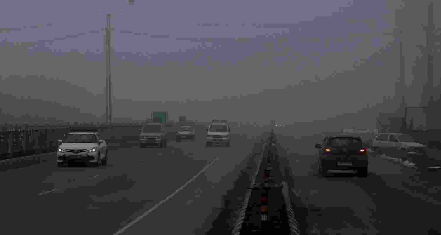 Dense fog in Kashmir disrupts flights, visibility low
