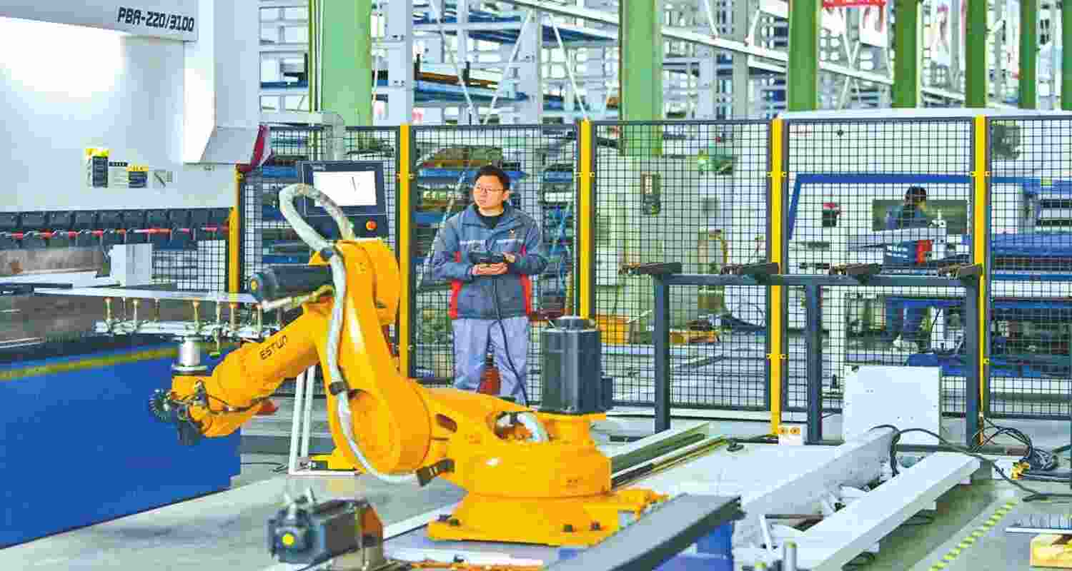 The official manufacturing purchasing managers index rose slightly to 49.2 in November from 49 in October, China's National Bureau of Statistics said The official manufacturing purchasing managers index rose slightly to 49.2 in November from 49 in October, China's National Bureau of Statistics said