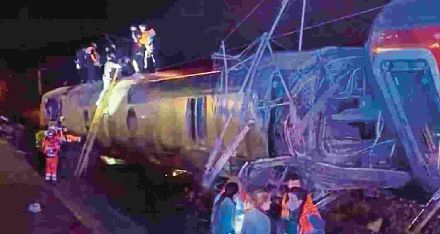 The tail end of an evening train, running between Malaga and Madrid with some 300 passengers, went off the rails near Cordoba at 7.45 pm local time and slammed into a train with some 200 passengers coming from the opposite direction from Madrid to Huelva, another southern Spanish city, according to rail operator Adif