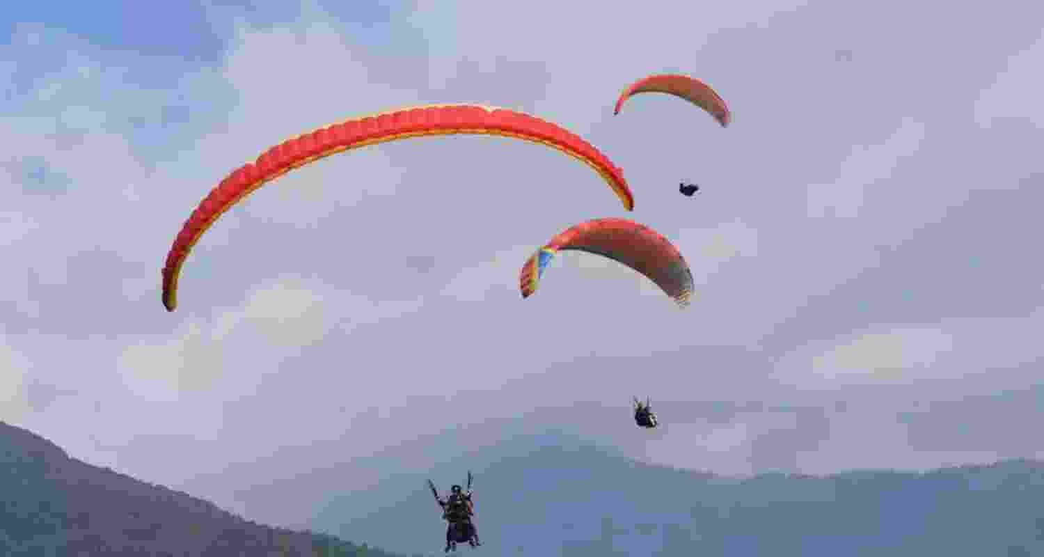 According to officials of the Bir Billing Paragliding Association, the paraglider developed a technical malfunction shortly after take-off, lost balance mid-air, and crashed near the road below the launch site