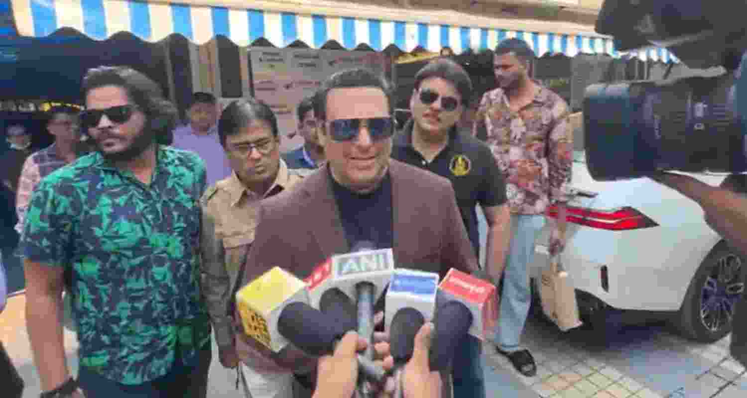 Govinda addressing the media outside hospital post his discharge. 