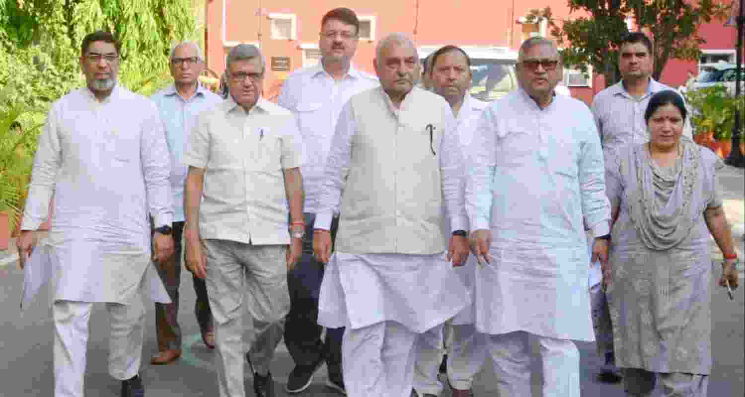 Haryana Congress hands memorandum to Guv seeking to dissolve Assembly. 