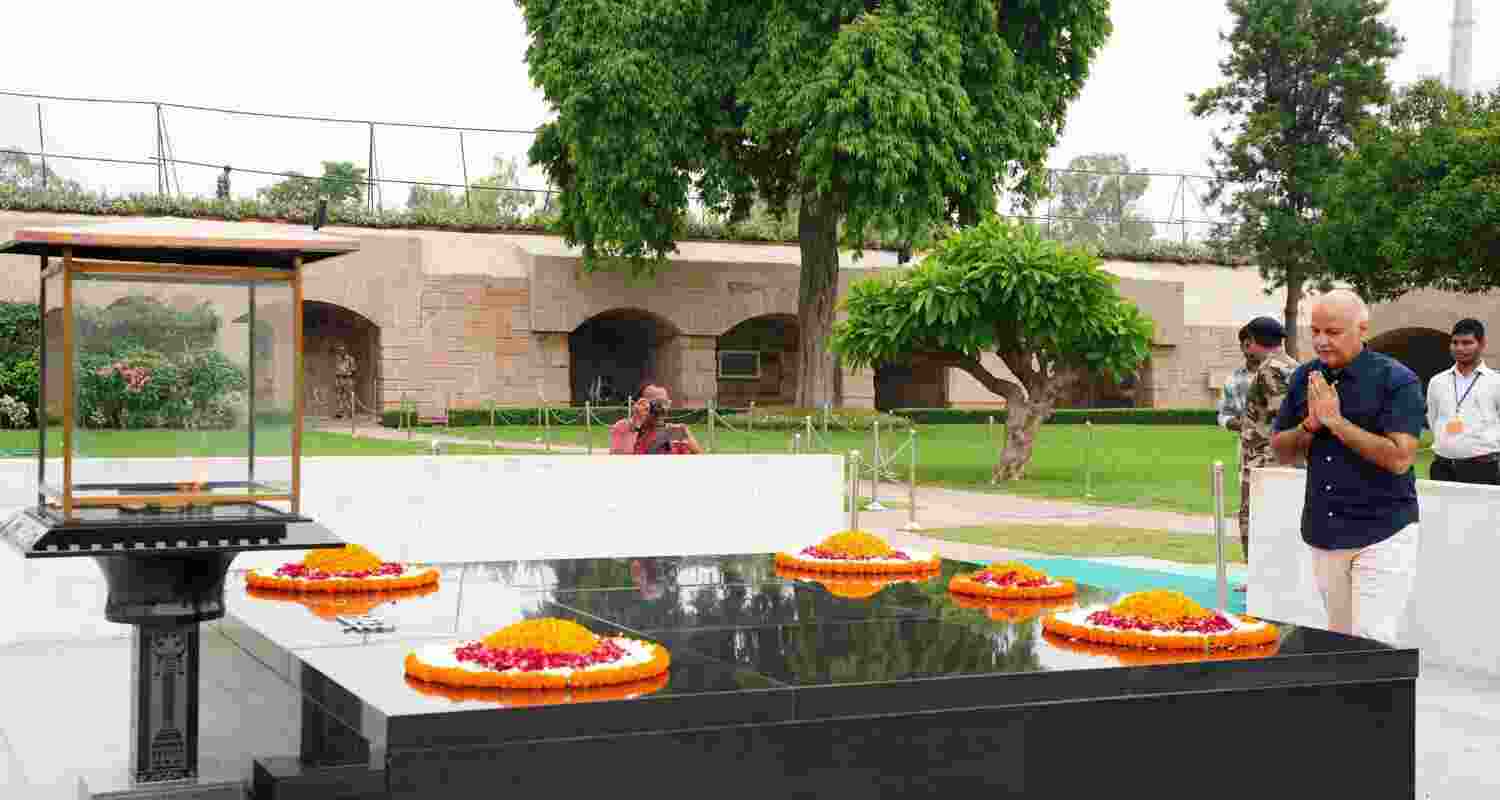 AAP Leader Sisodia Marks Freedom with Temple and Raj Ghat Visits.