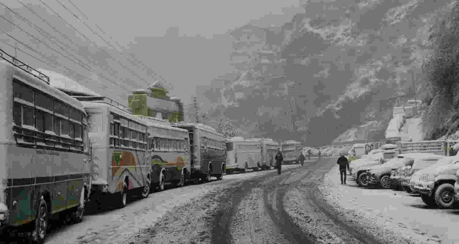 Fresh snowfall alert in Kashmir; Jammu-Srinagar NH closed again