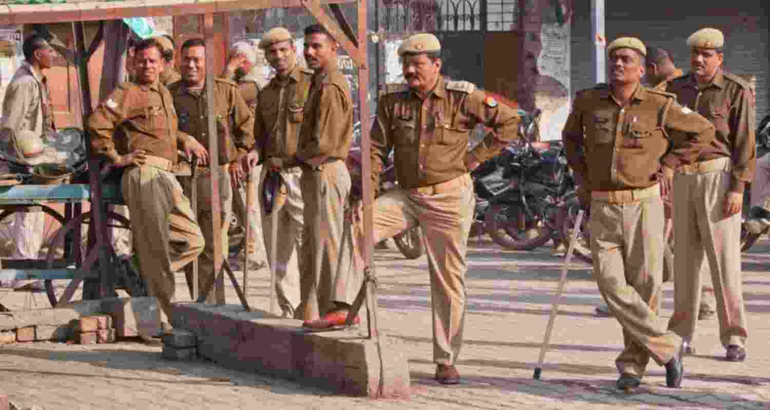 4 cops, 2 SHOs booked in constable suicide case