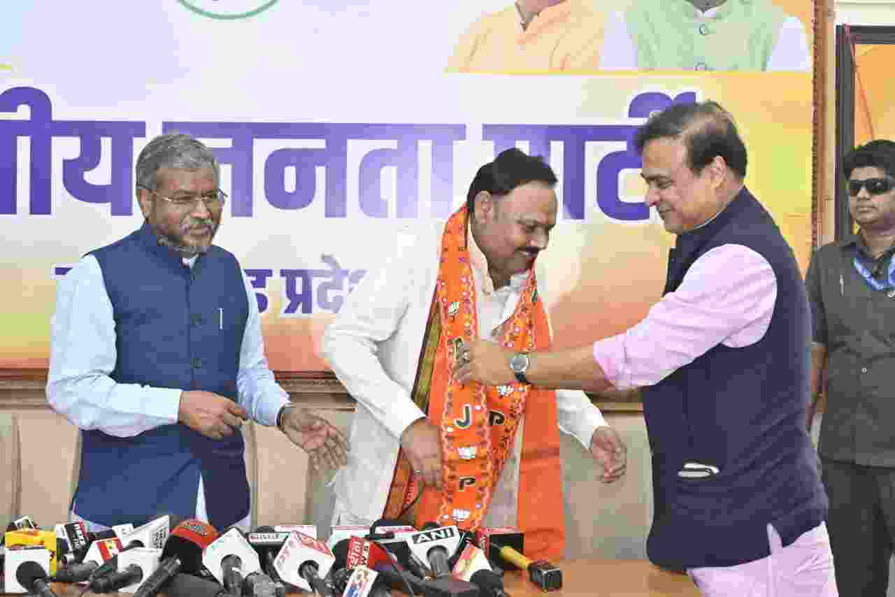 Assam Chief Minister Himanta Biswa Sarma welcomes NCP leader Kamlesh Singh into BJP in the presence of Jharkhand BJP chief Babulal Marandi on Friday. 
