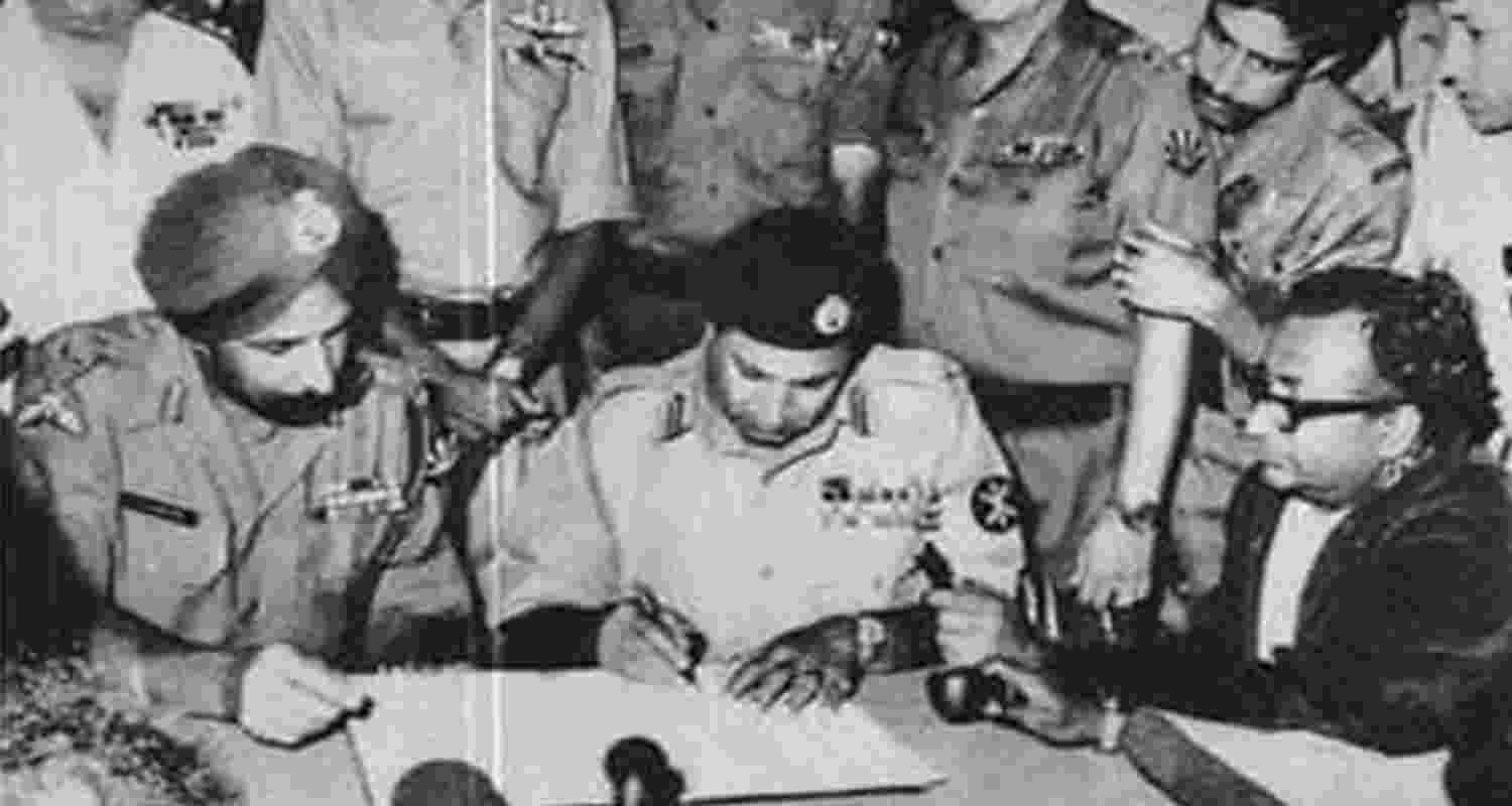 Lt Gen Niazi of the Pakistani Army signs surrender document in 1971 (File Photo/ADGPI).