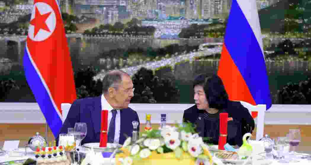 Russian Foreign Minister Sergei Lavrov speaks with North Korean Foreign Minister Choe Son-hui. (File photo)