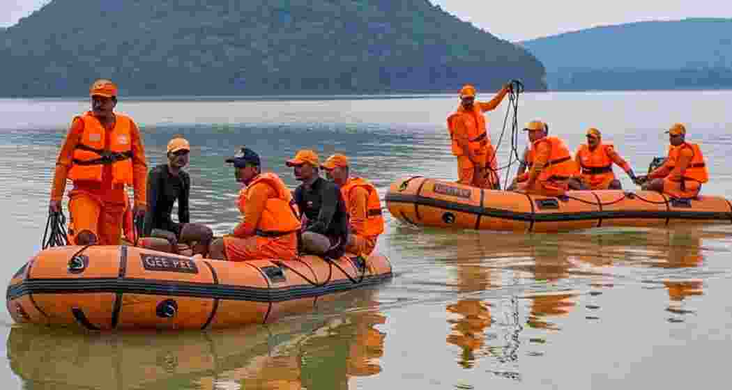 Seraikela-Kharswan: NDRF personnel conduct a search operation to trace a missing aircraft.