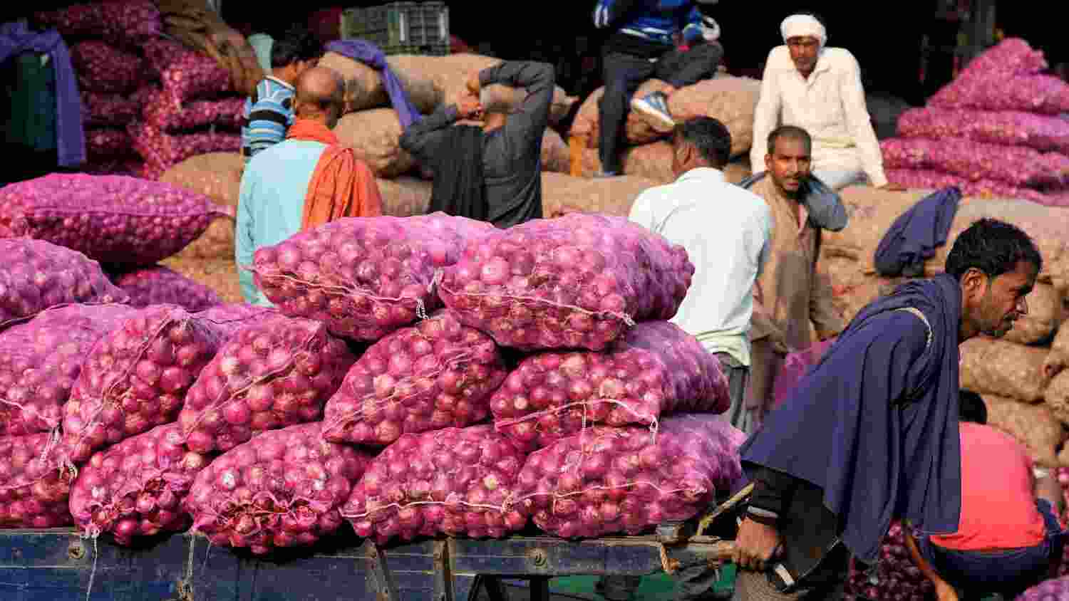 India lifts onion export ban, imposes minimum export price of USD 550/tonne