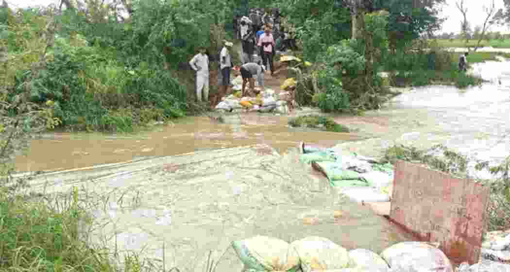 Villagers trying to plug a breach in the Abulkhurana drain in Fazilka.