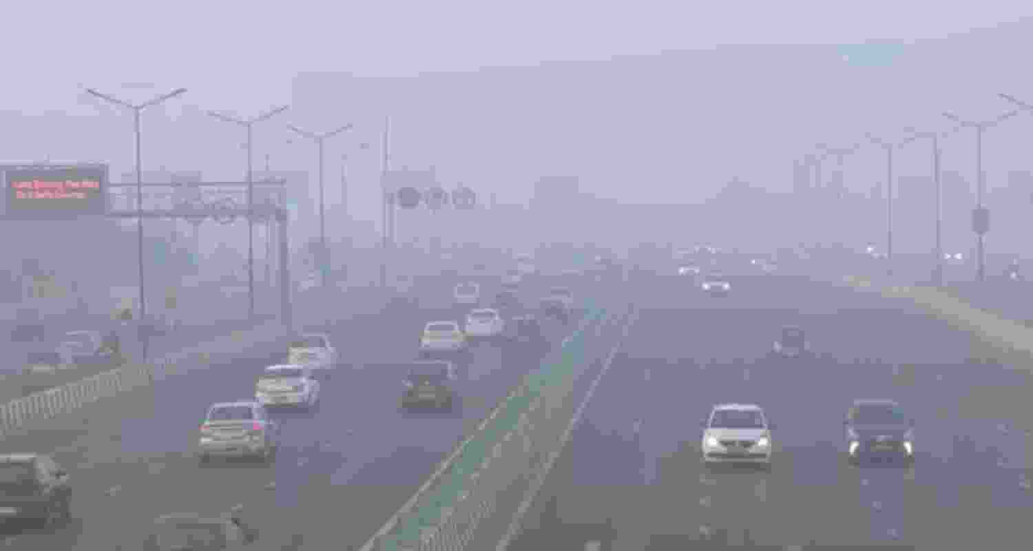 Vehicles commute through the Akshardham area covered with smog as the Air Quality Index (AQI) reaches the 'severe' category at 410 according to the Central Pollution Control Board, with GRAP 4 invoked, in New Delhi.
