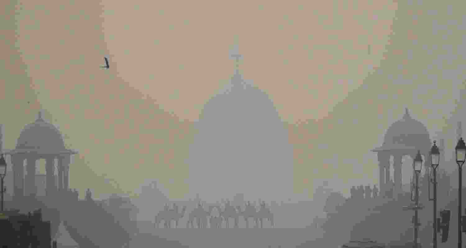 India’s financial capital, Mumbai, also woke up to dense fog on Monday morning, with temperatures hovering between 17 degrees Celsius and 30 degrees Celsius