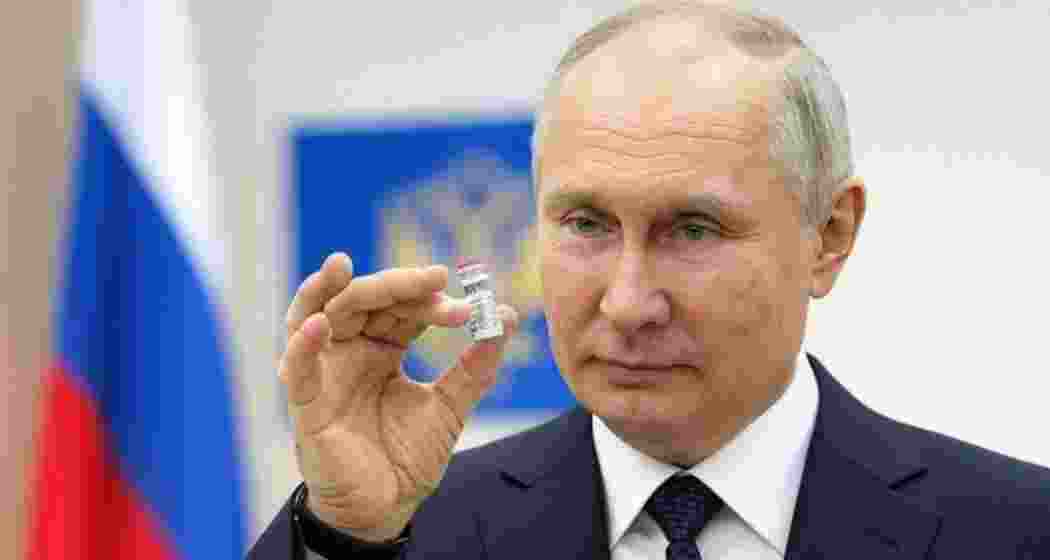 Russian President Putin showcases Russia's groundbreaking cancer vaccine.