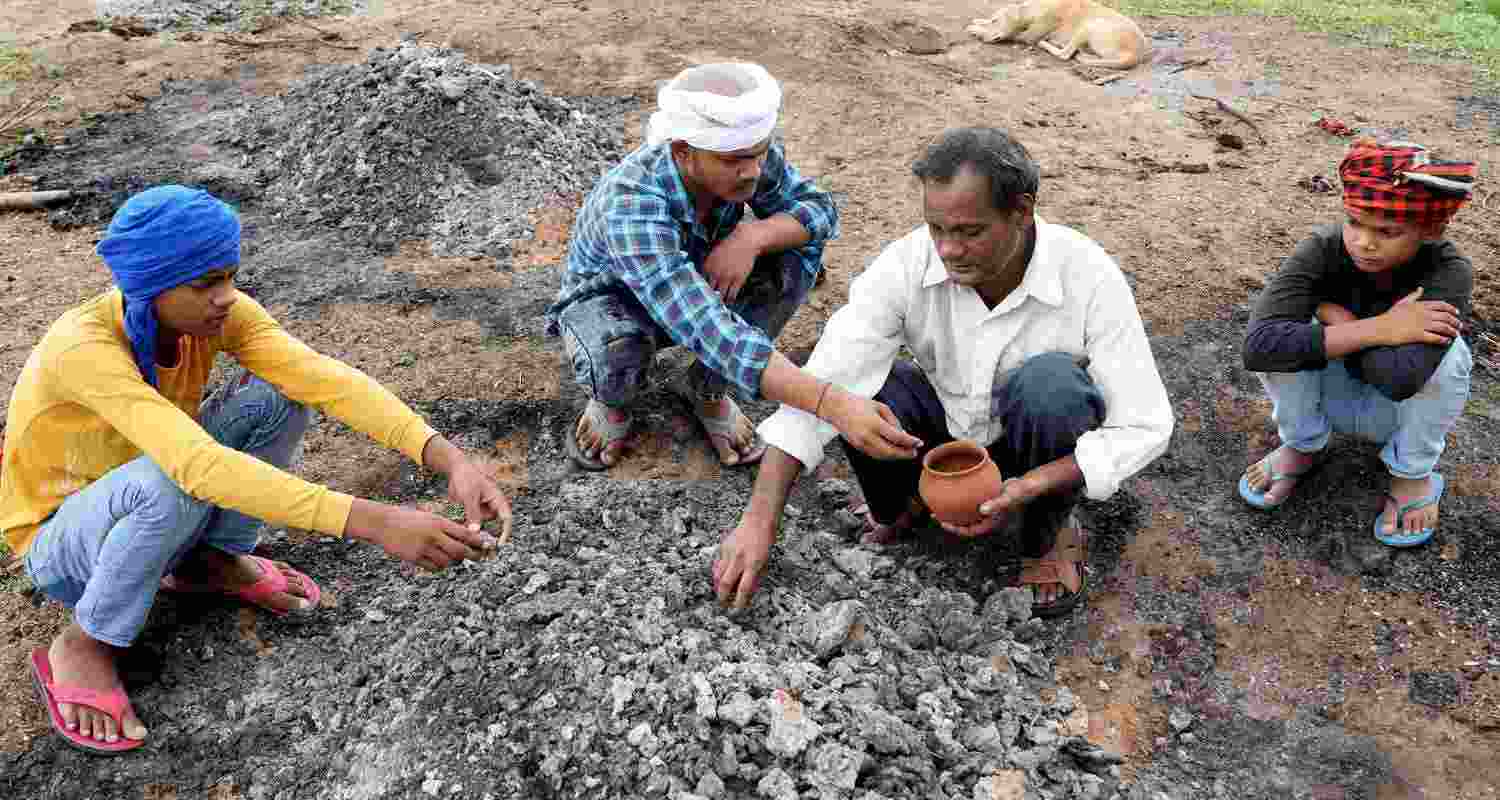  Family members performs last rites of 3 women who were killed in a stampede during a 'satsang' on Tuesday, in Hathras, Thursday, July 4, 2024. 