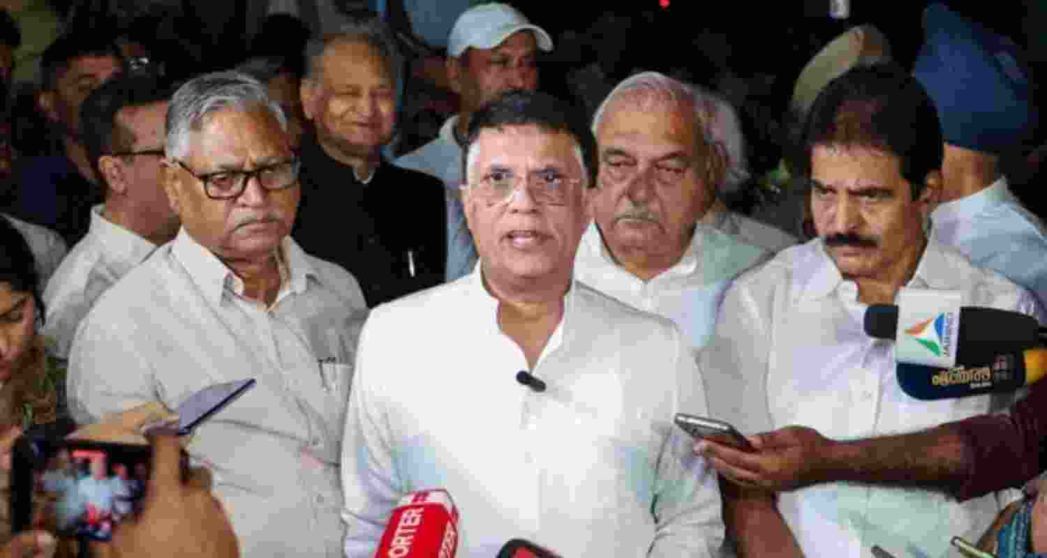Congress seeks EC action against AAP for derogatory post.