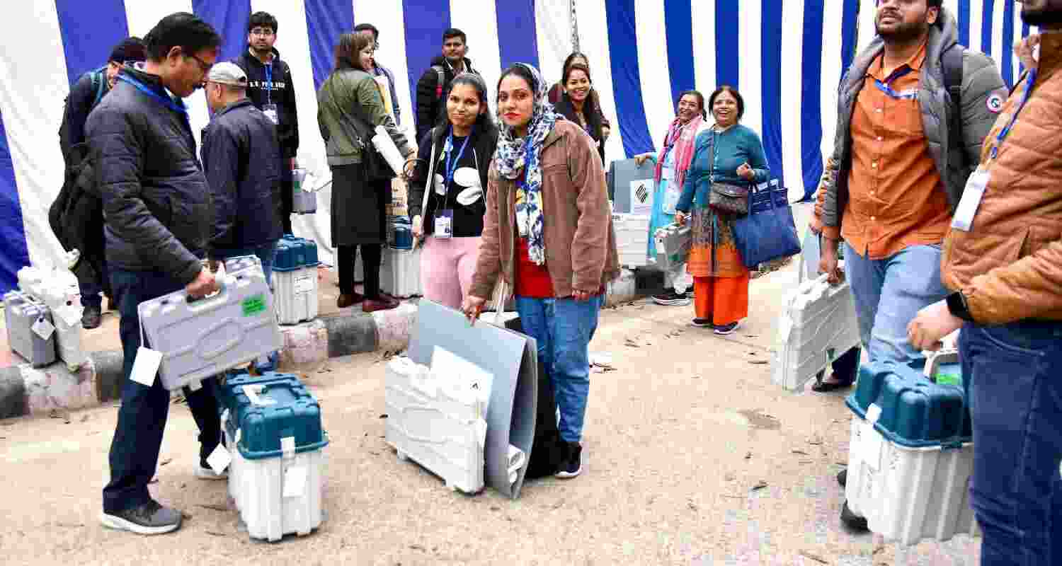 Delhi Police seize over 1800 litres of liquor before elections.