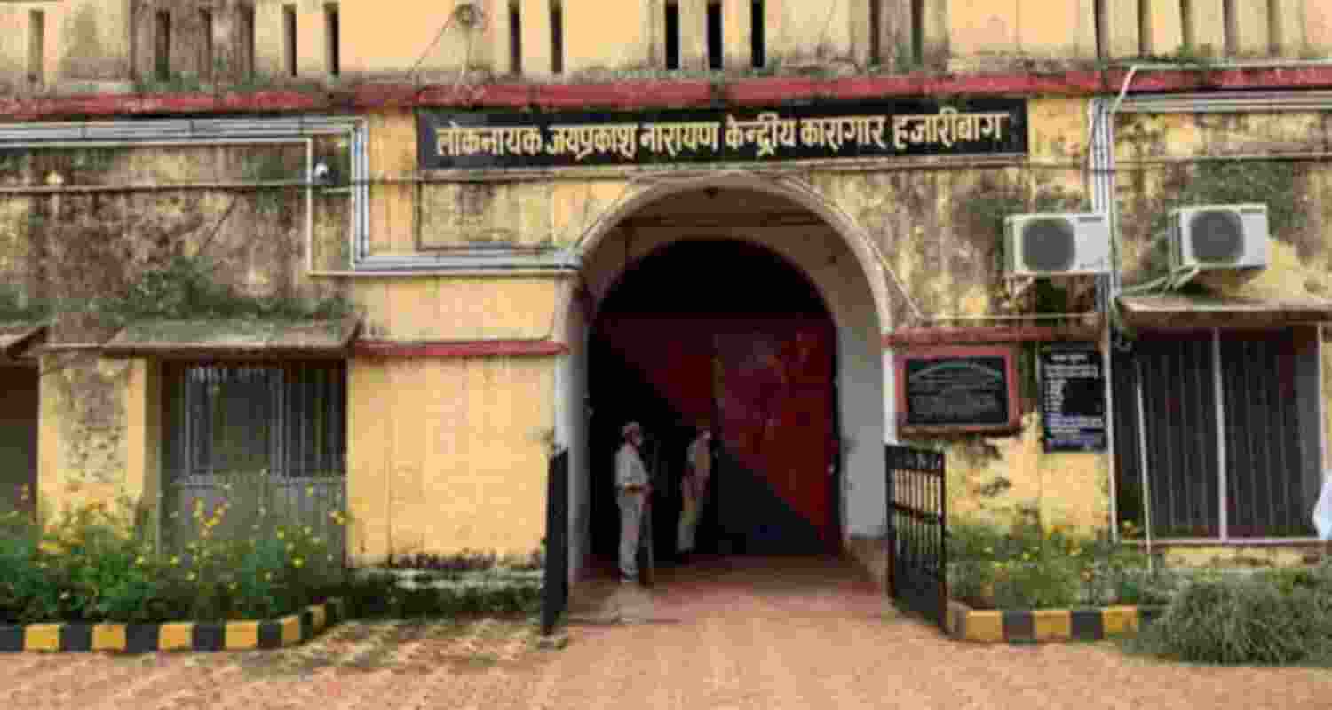 Three Bangladeshi inmates flee Jharkhand detention.