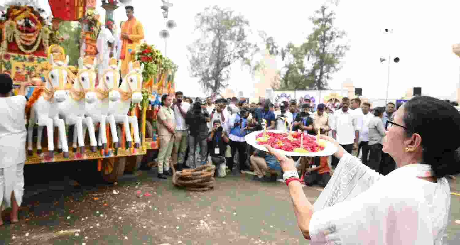 CM Mamata Banerjee offers prayers as Bengal Rath Yatra Starts.