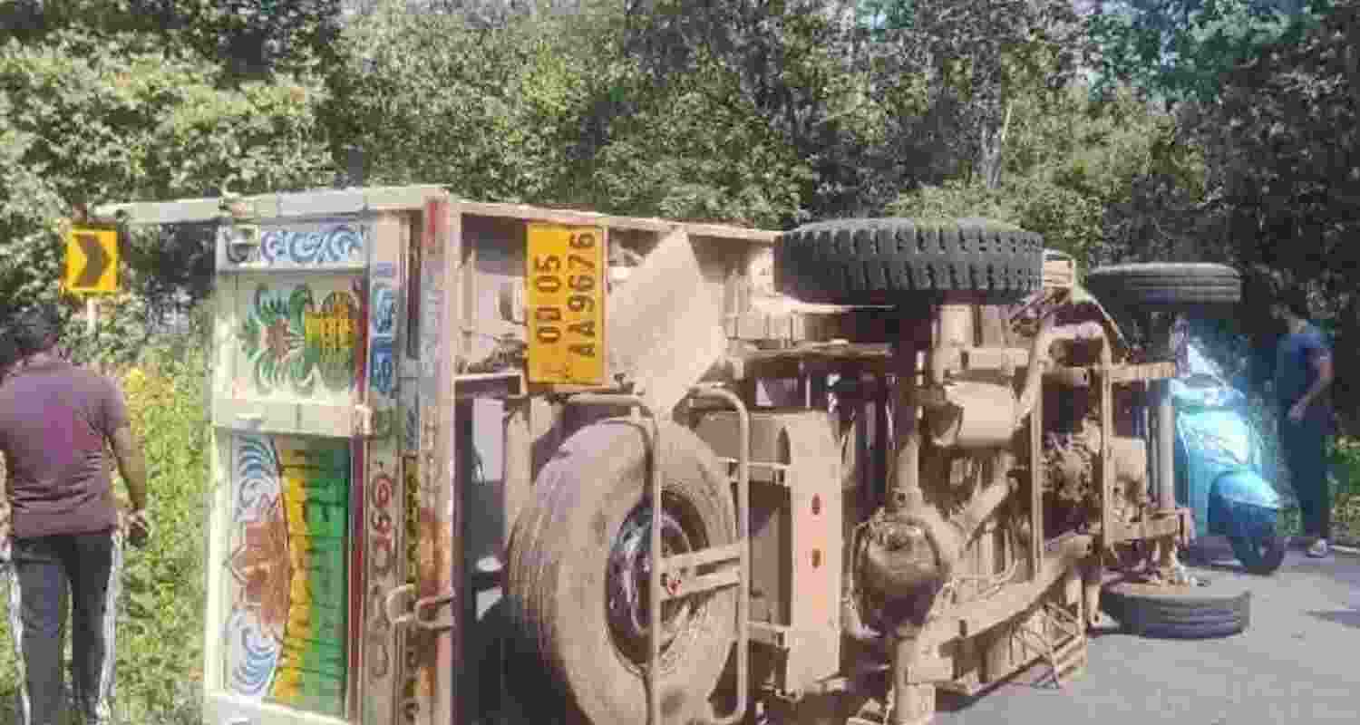 The overturned van in Mohana, Odisha. Image via X.