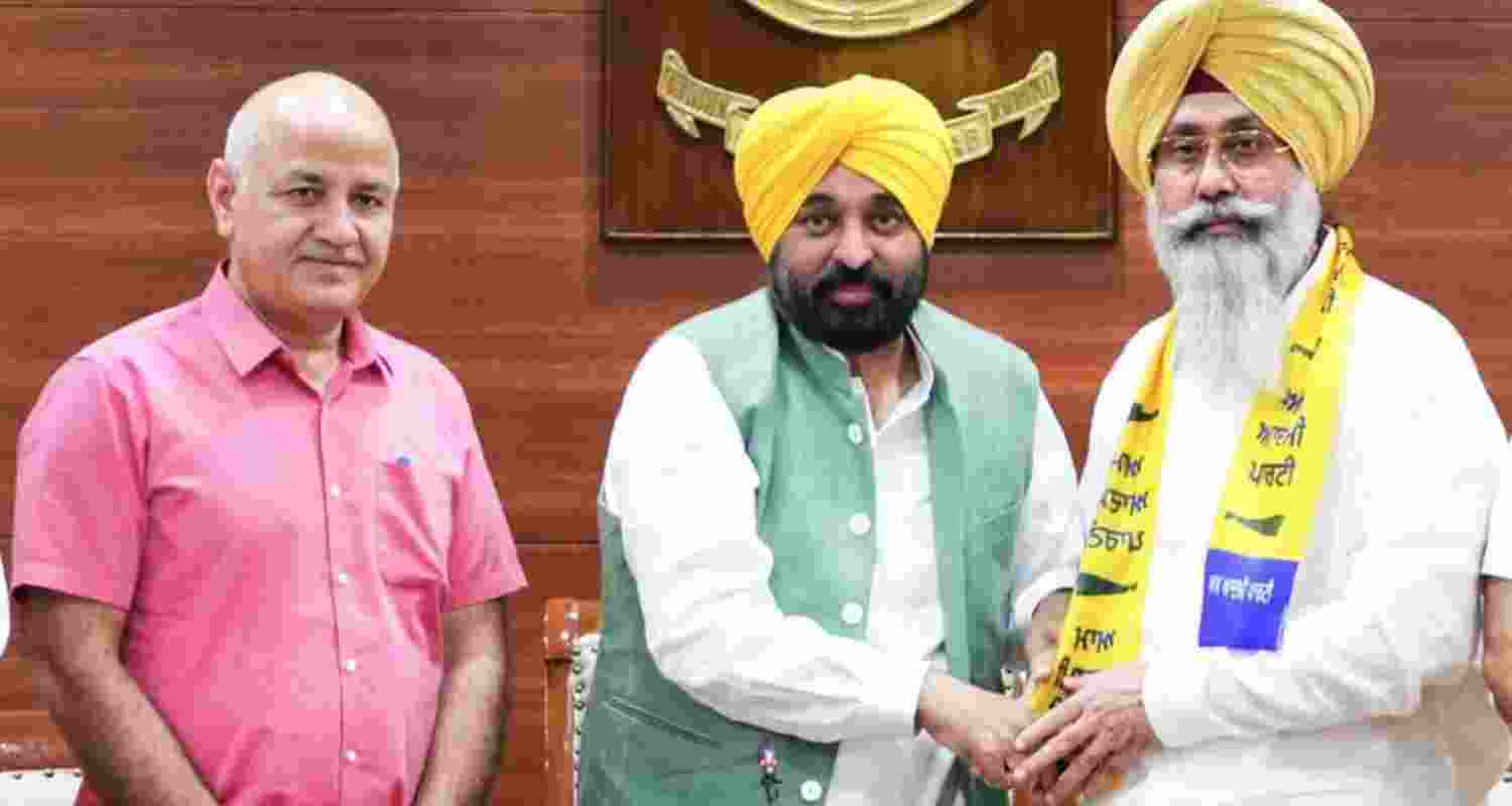 Punjab Chief Minister Bhagwant Mann and AAP’s Punjab incharge Manish Sisodia welcoming Harmeet Sandhu into the party fold.
