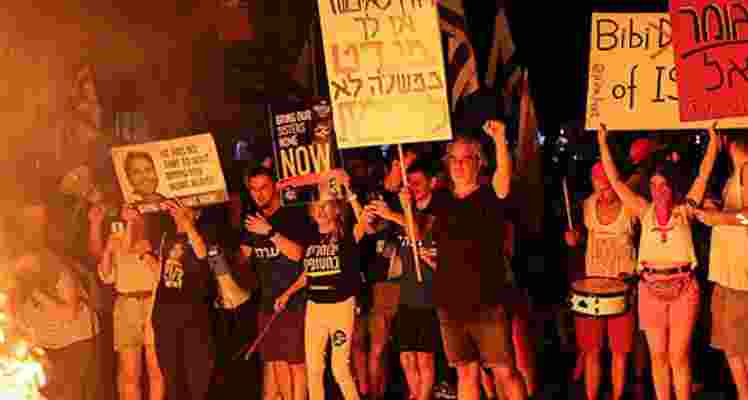 Tens of thousands of protesters took to the streets in various parts of Israel on Saturday night, calling for new elections and the return of hostages held in Gaza, as reported by The Times of Israel.