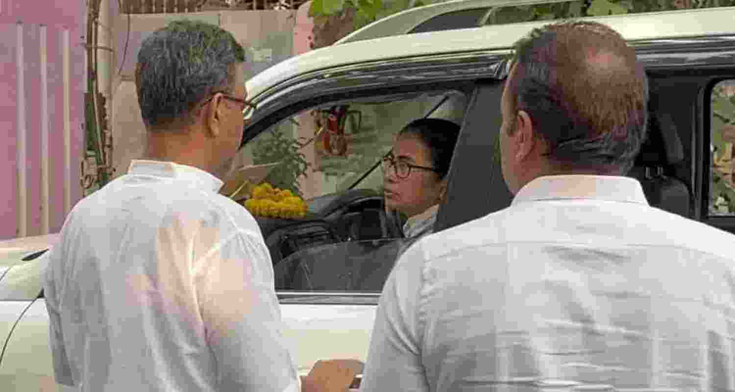 Mamata Banerjee can be seen engaging in a detailed discussion with Kolkata Mayor Firhad Hakim while seated in her car.