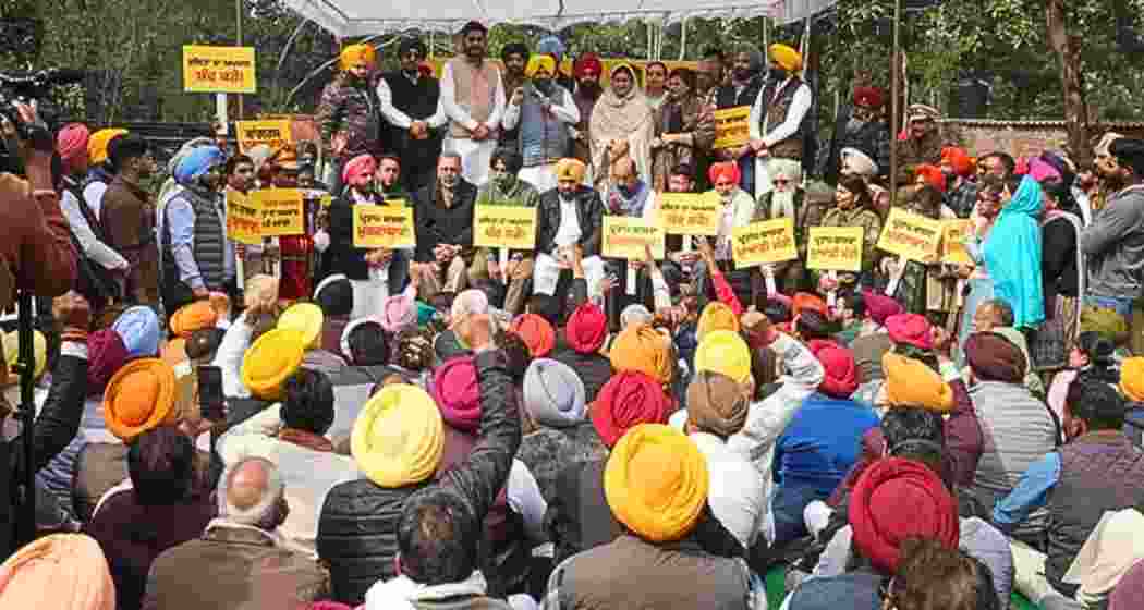 AAP workers holding a protest against Congress leader Partap Singh Bajwa over his remarks against Cabinet Minister Harbhajan Singh.