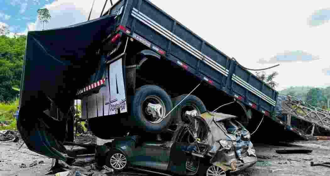 Brazil bus crash leaves 17 people dead